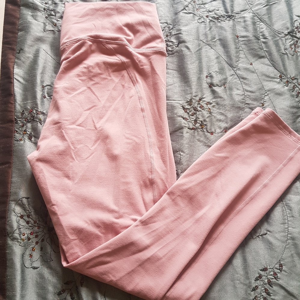 **SOLD** Fabletics Highwaisted Powerhold Leggings